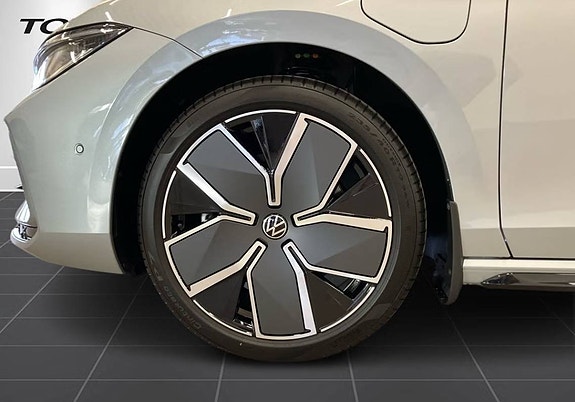 Volkswagen Passat 9 of 14