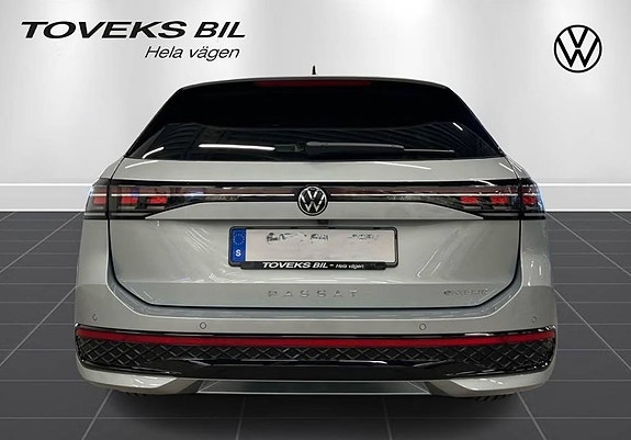 Volkswagen Passat 4 of 14