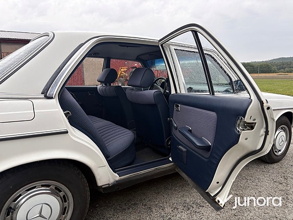 Mercedes-Benz 200 24 of 30