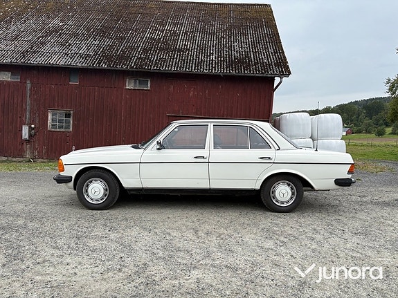 Mercedes-Benz 200 2 of 30