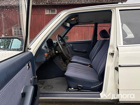 Mercedes-Benz 200 14 of 30