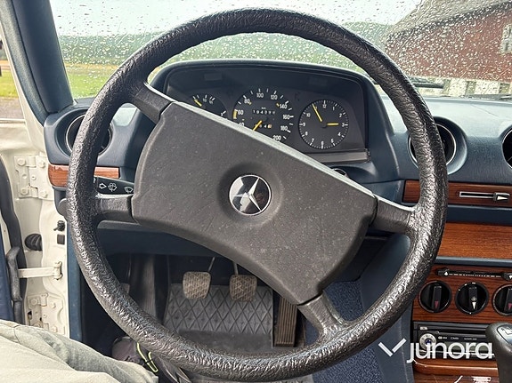 Mercedes-Benz 200 16 of 30