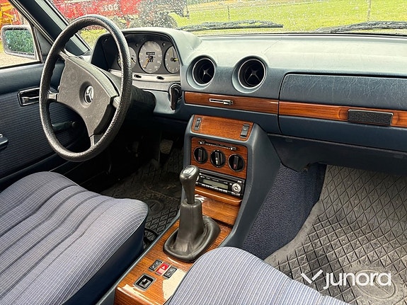 Mercedes-Benz 200 26 of 30