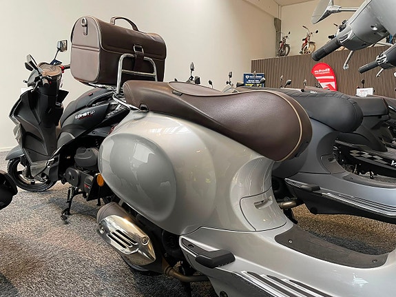 Vespa Primavera 50 Anniversary 70th 3 of 5