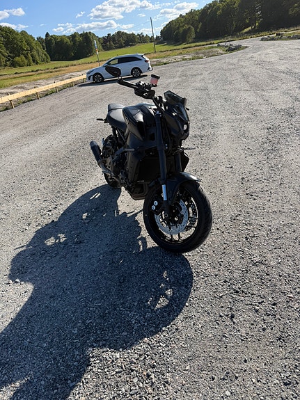 Yamaha MT-09 2 of 4