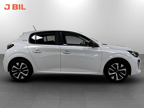 Peugeot 208 13 of 15