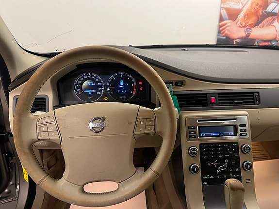Volvo V70 12 of 24