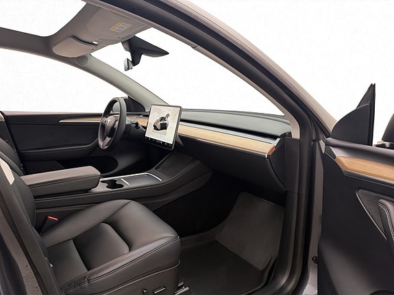 Tesla Model Y 24 of 30