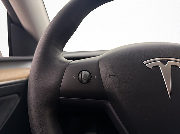 Tesla Model Y 26 of 30