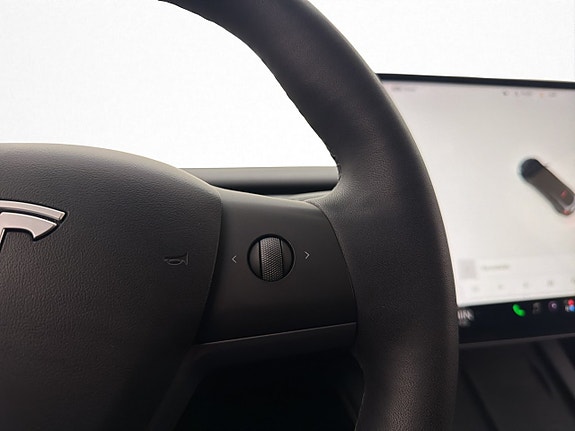 Tesla Model Y 27 of 30