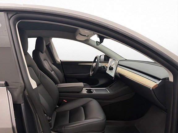 Tesla Model Y 23 of 30