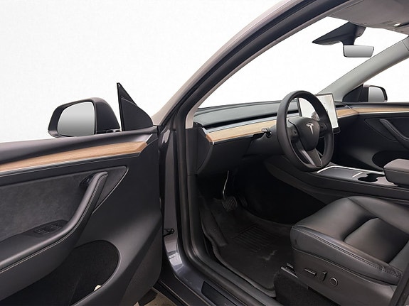 Tesla Model Y 10 of 30