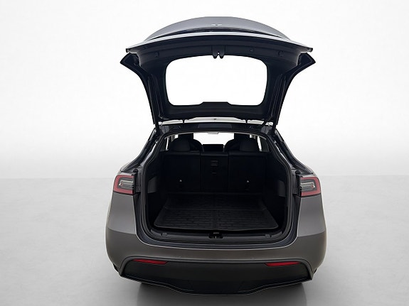 Tesla Model Y 9 of 30