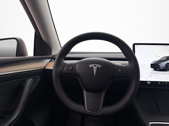 Tesla Model Y 14 of 30