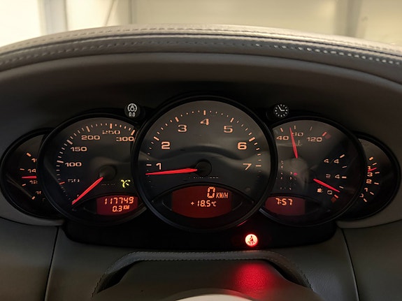 Porsche 911 Carrera 4 17 of 18