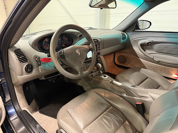 Porsche 911 Carrera 4 13 of 18