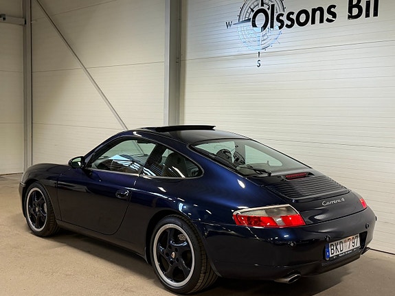 Porsche 911 Carrera 4 4 of 18