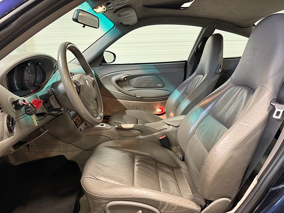 Porsche 911 Carrera 4 14 of 18