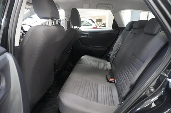 Toyota Auris 6 of 15