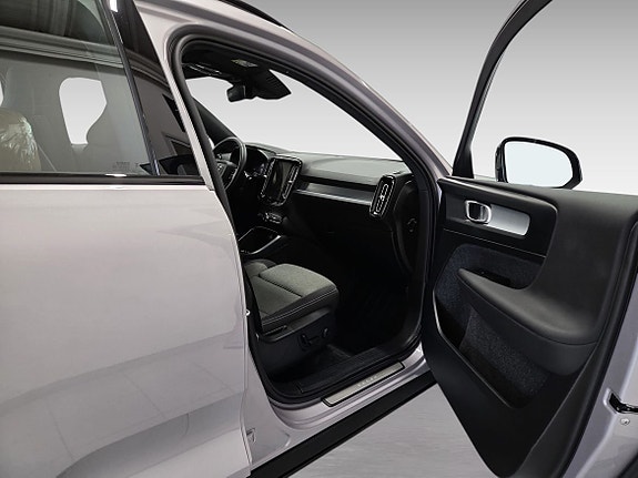 Volvo XC40 13 of 15