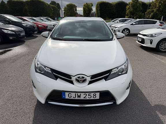 Toyota Auris 8 of 23