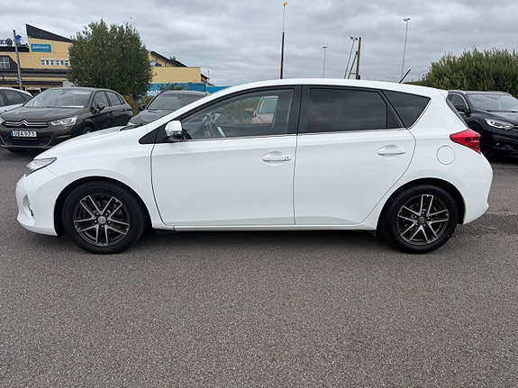 Toyota Auris 2 of 23