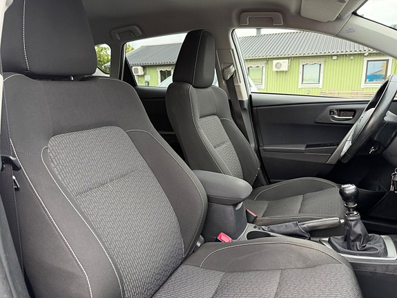 Toyota Auris 15 of 23