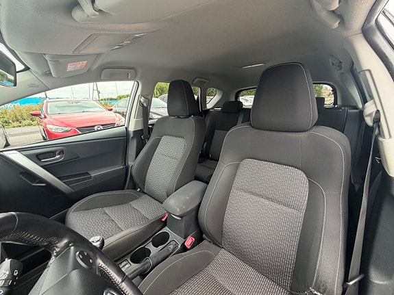 Toyota Auris 12 of 23