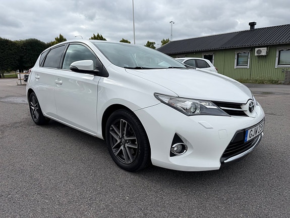 Toyota Auris 7 of 23