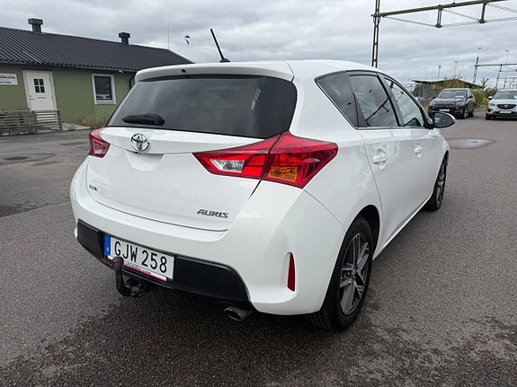 Toyota Auris 5 of 23