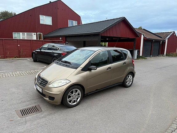 Mercedes-Benz A180 2 of 16
