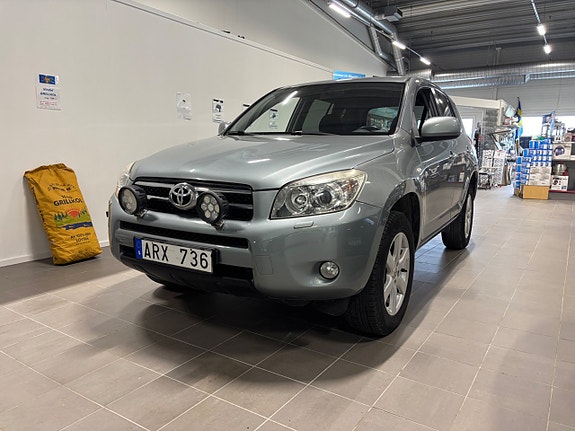 Toyota RAV4 2 of 8