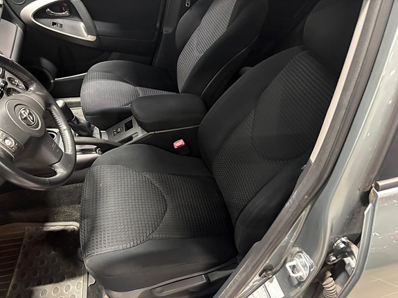 Toyota RAV4 8 of 8