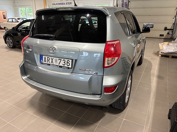 Toyota RAV4 4 of 8