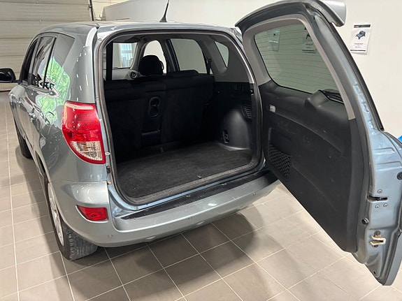 Toyota RAV4 5 of 8