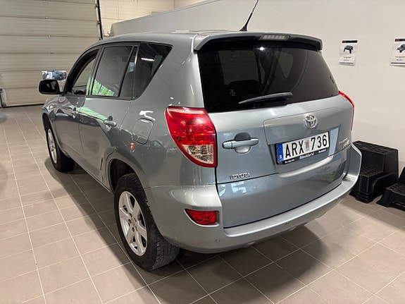 Toyota RAV4 3 of 8