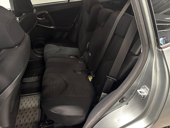 Toyota RAV4 6 of 8