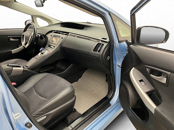Toyota Prius Plug-in Hybrid 18 of 24