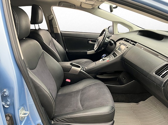 Toyota Prius Plug-in Hybrid 17 of 24