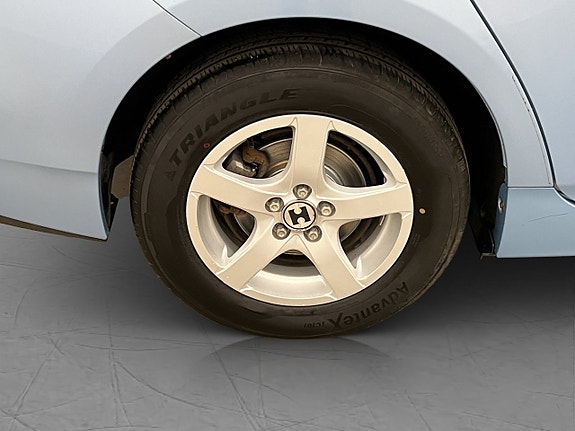 Toyota Prius Plug-in Hybrid 23 of 24