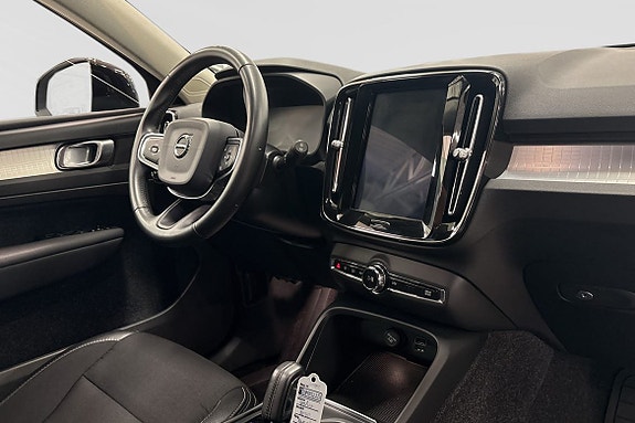 Volvo XC40 6 of 8