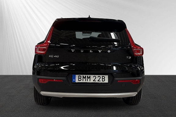 Volvo XC40 2 of 8