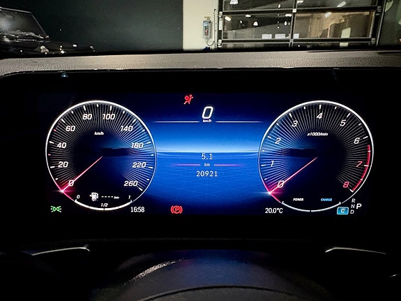 Mercedes-Benz GLB200 16 of 23