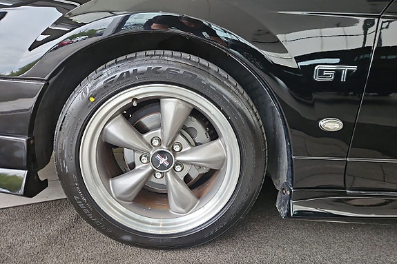 Ford Mustang 12 of 16