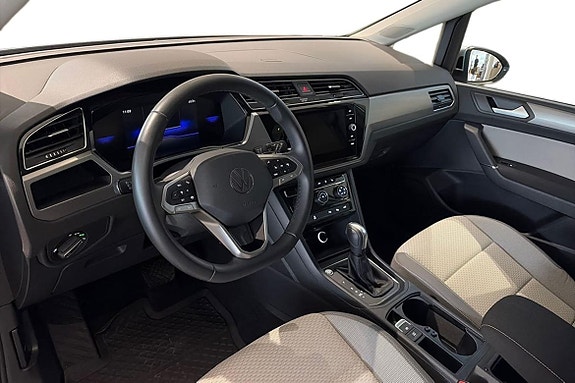 Volkswagen Touran 9 of 23
