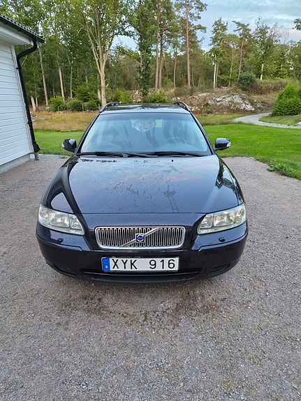 Volvo V70 2 of 6
