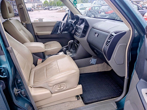 Mitsubishi Pajero 3 of 5