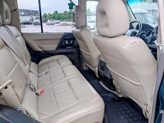 Mitsubishi Pajero 4 of 5
