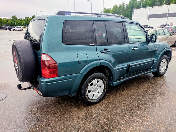 Mitsubishi Pajero 2 of 5