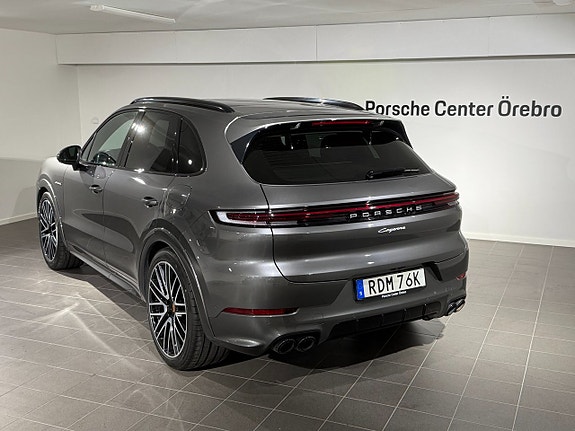 Porsche Cayenne 3 of 16